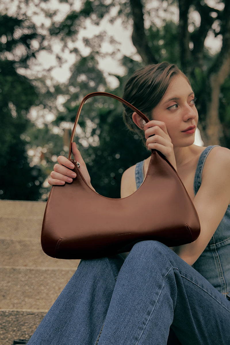 New York Hobo Bag in Brunette Sunday Staples