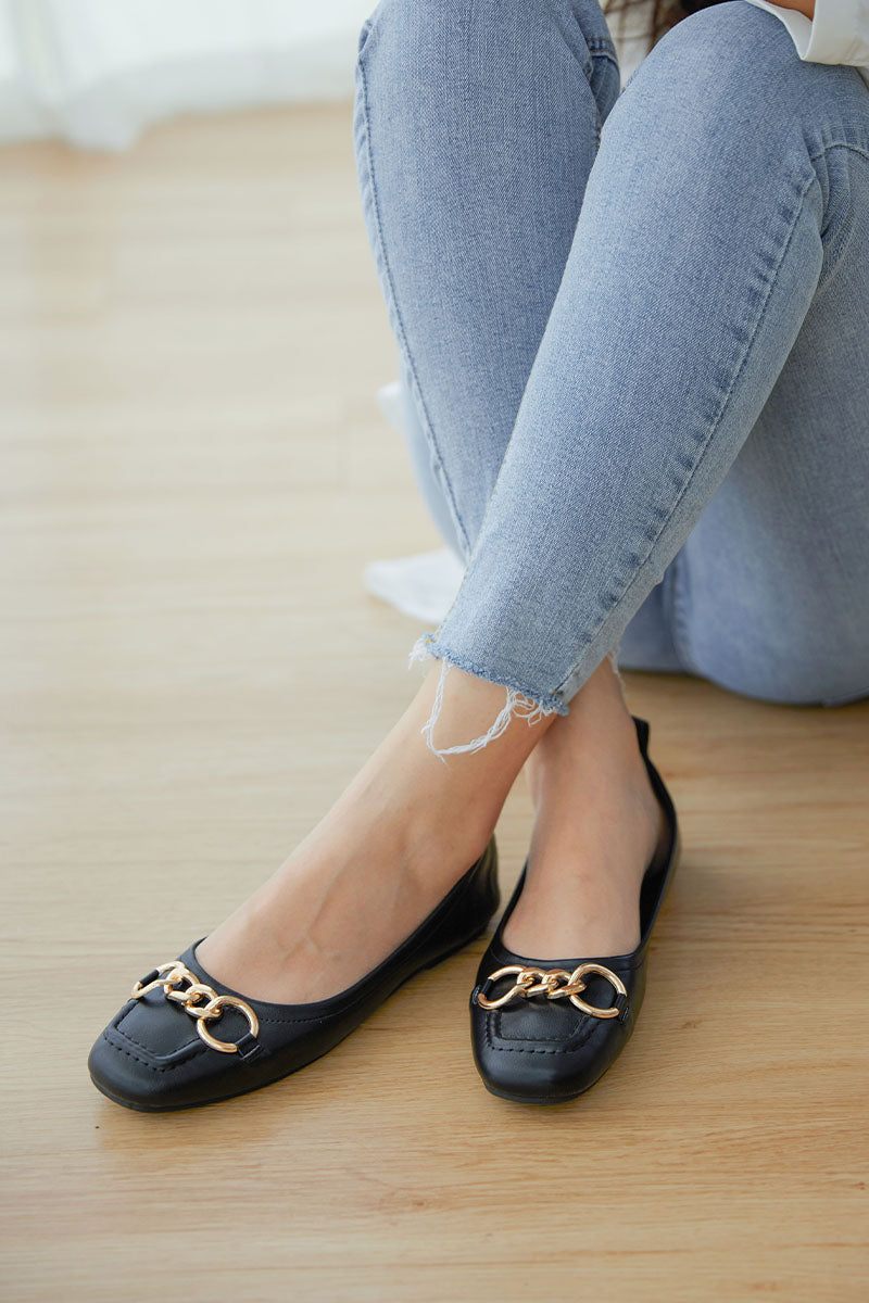 Auburn Chain Flats in Black