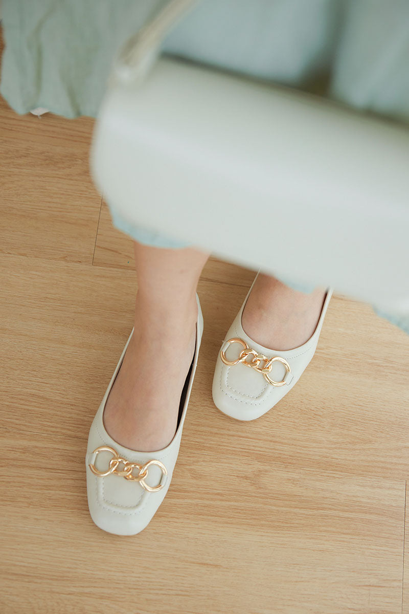 Auburn Chain Flats in Cream