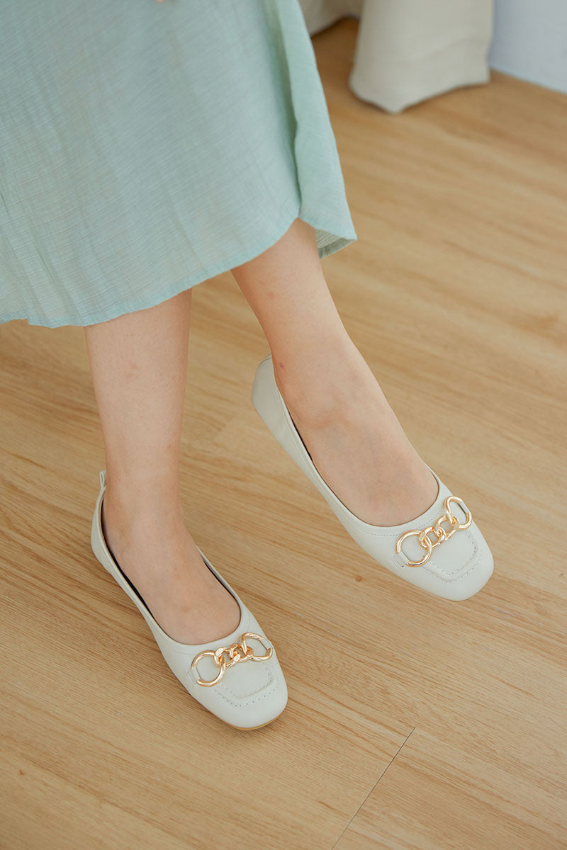 Auburn Chain Flats in Cream