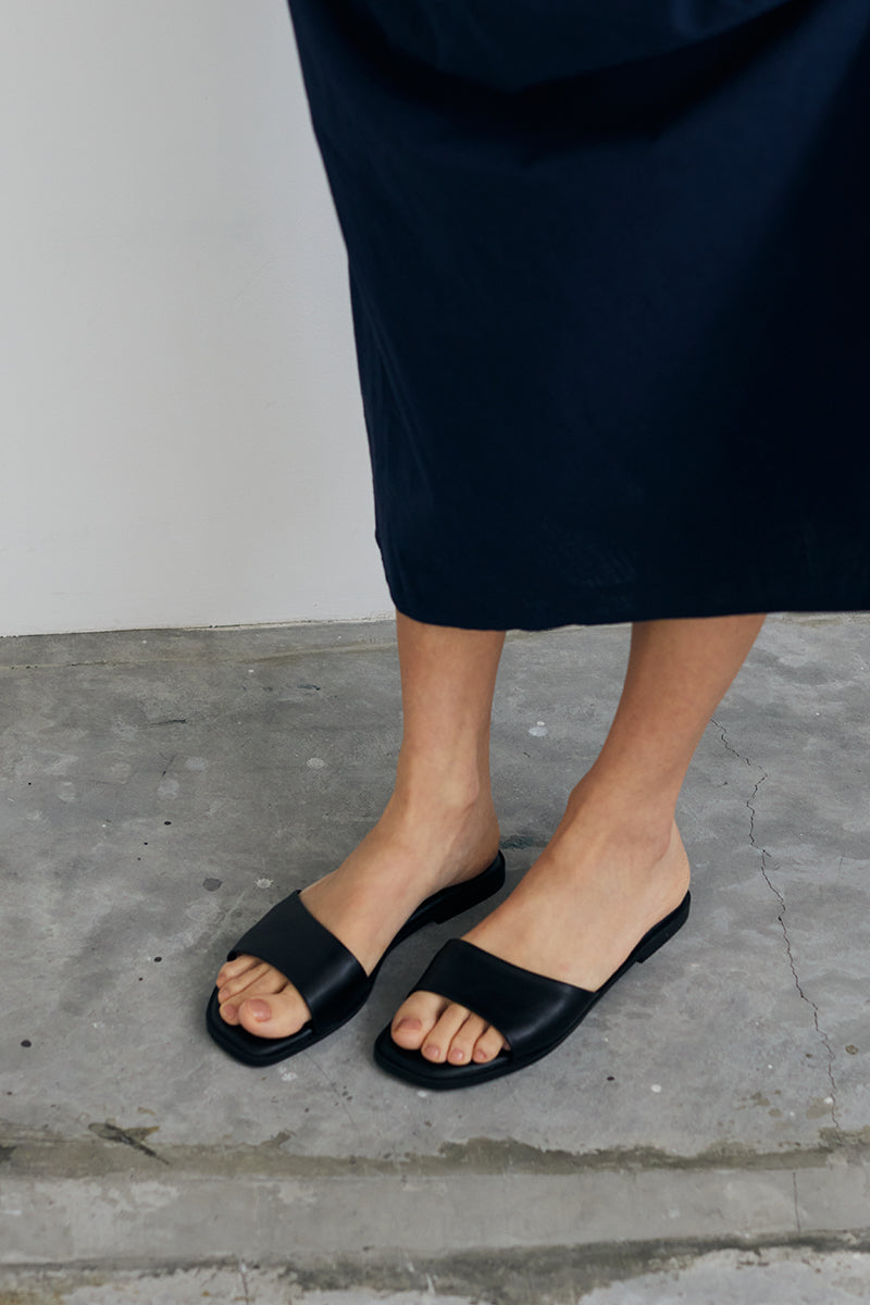 Chantal Irregular Sliders in Black – Sunday Staples