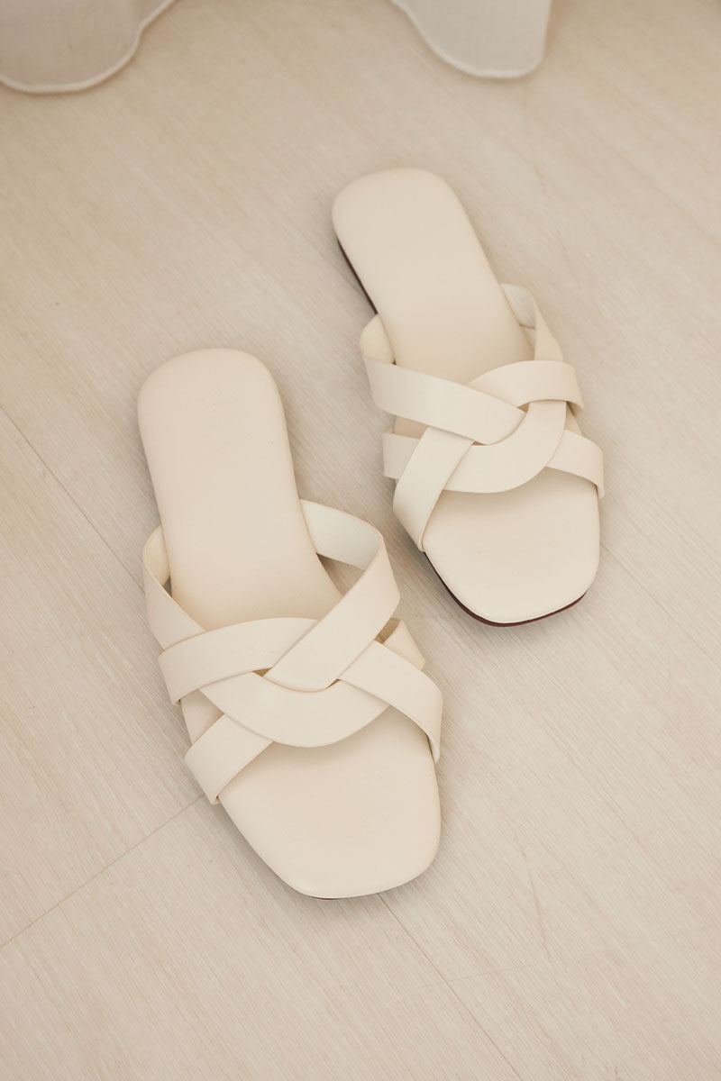 Evie Interlocking Cloud Sliders in Cream