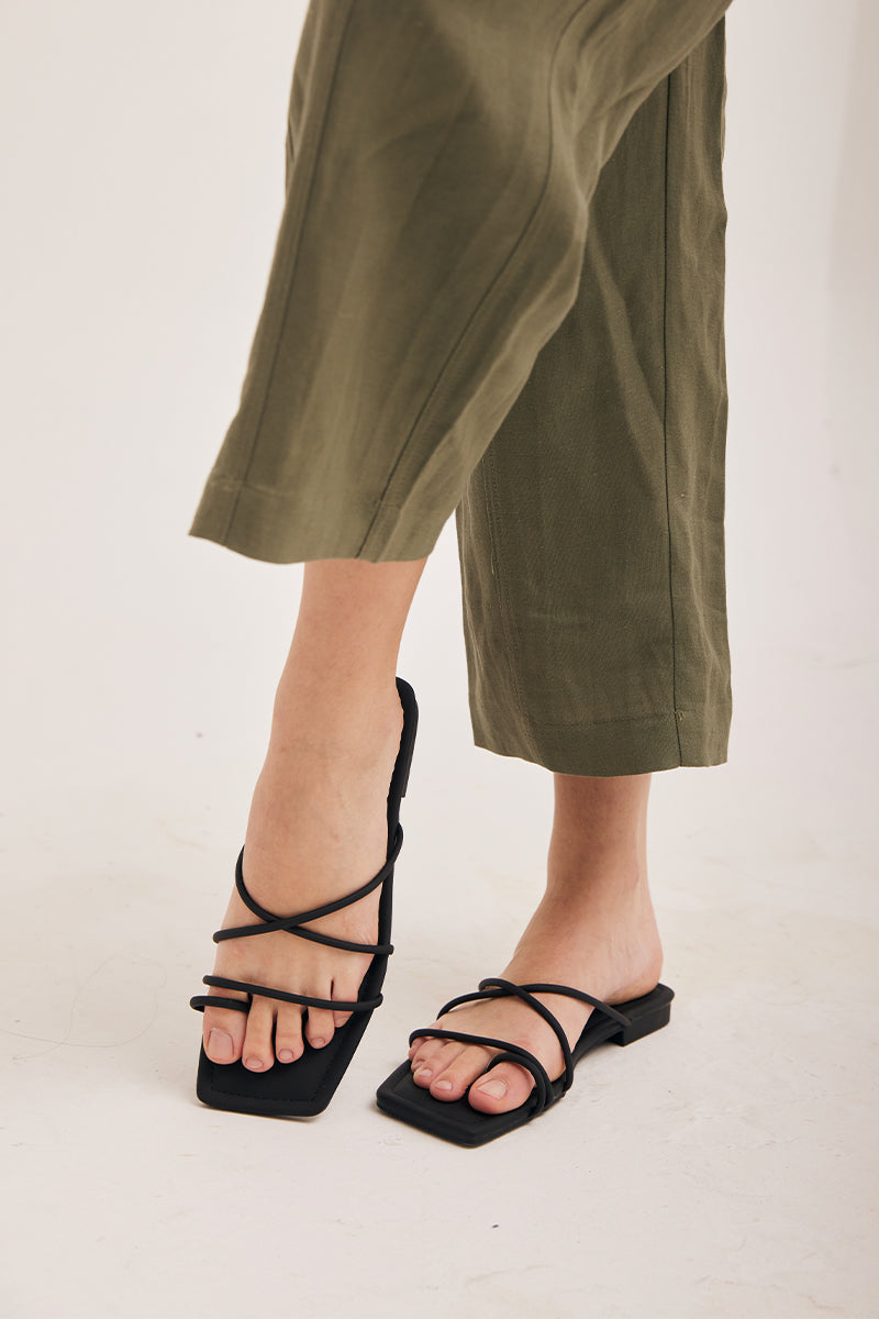 Leigh Strappy Sliders in Black