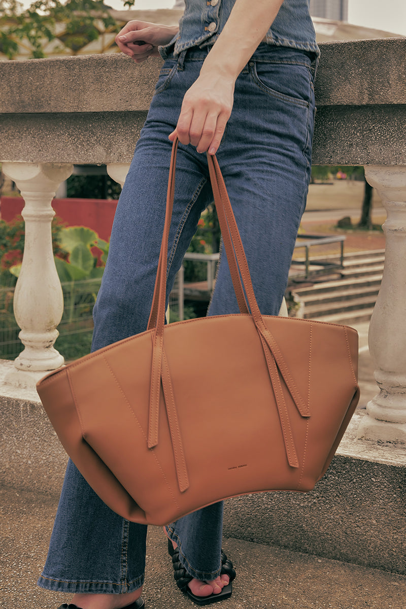 London Tote Bag in Camel