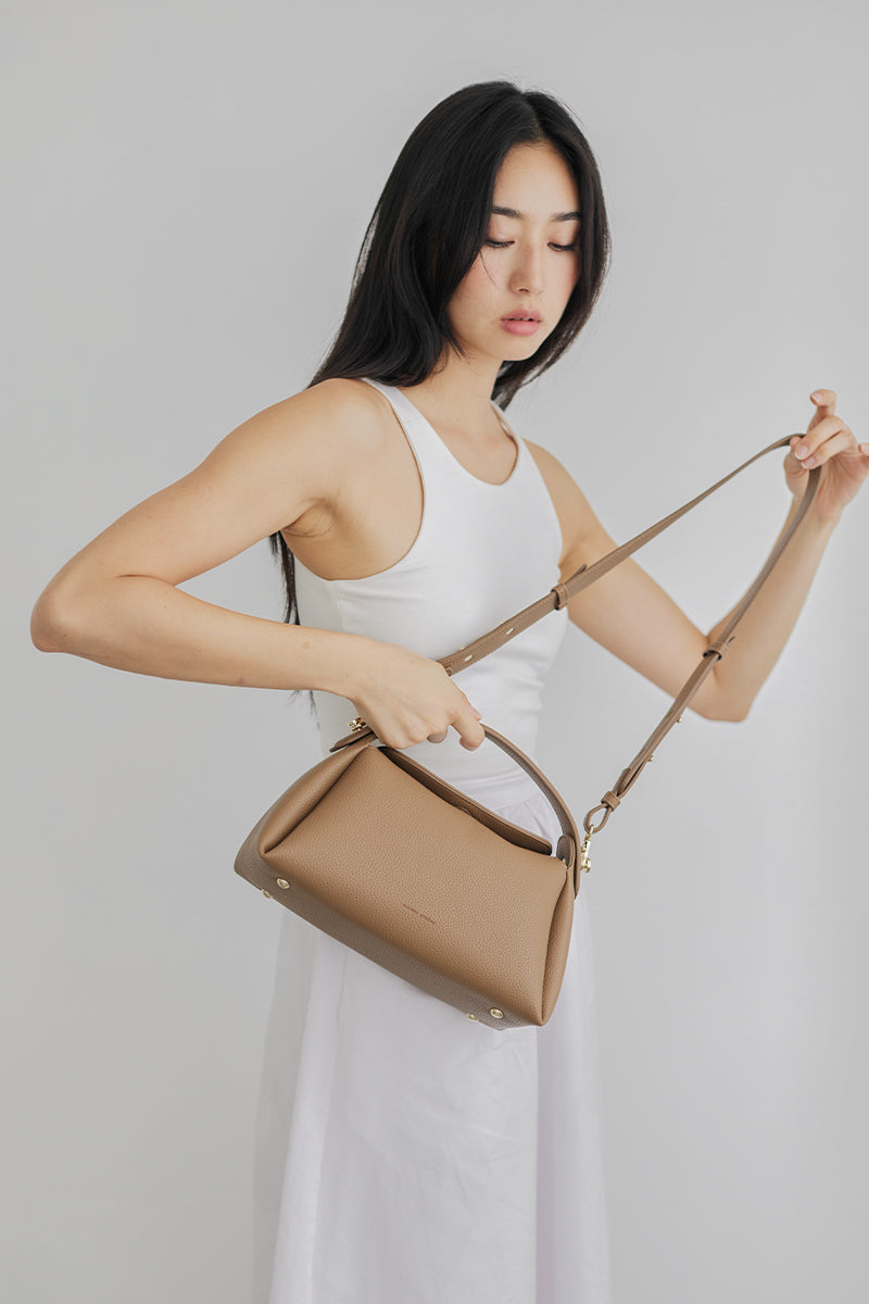 Milan 28 Top-handle Bag in Hazelnut