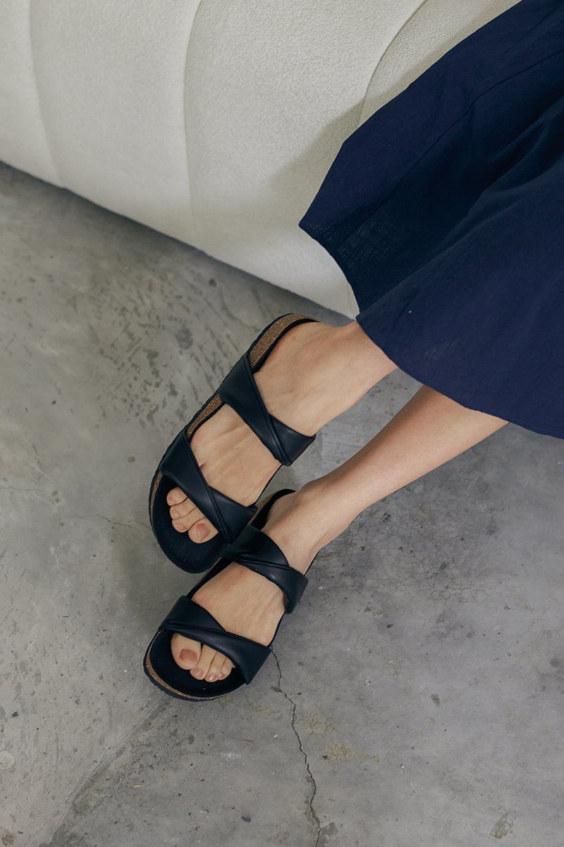 Orion Twist Chunky Sliders in Black