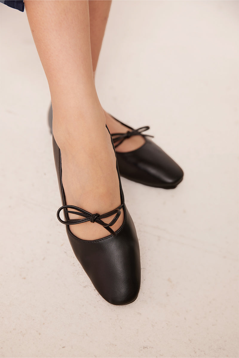 Quilla Knotted Maryjane Flats in black