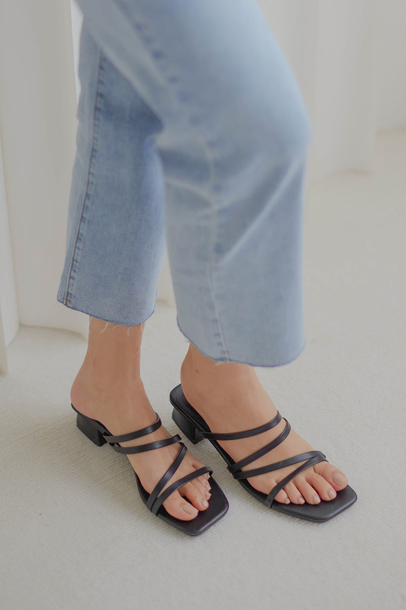 Rosalie Sliders in Black