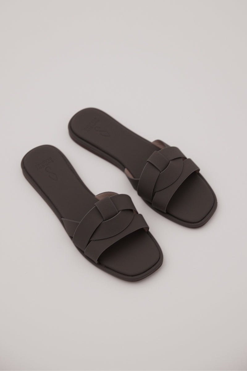 Ruka Sliders in Charcoal