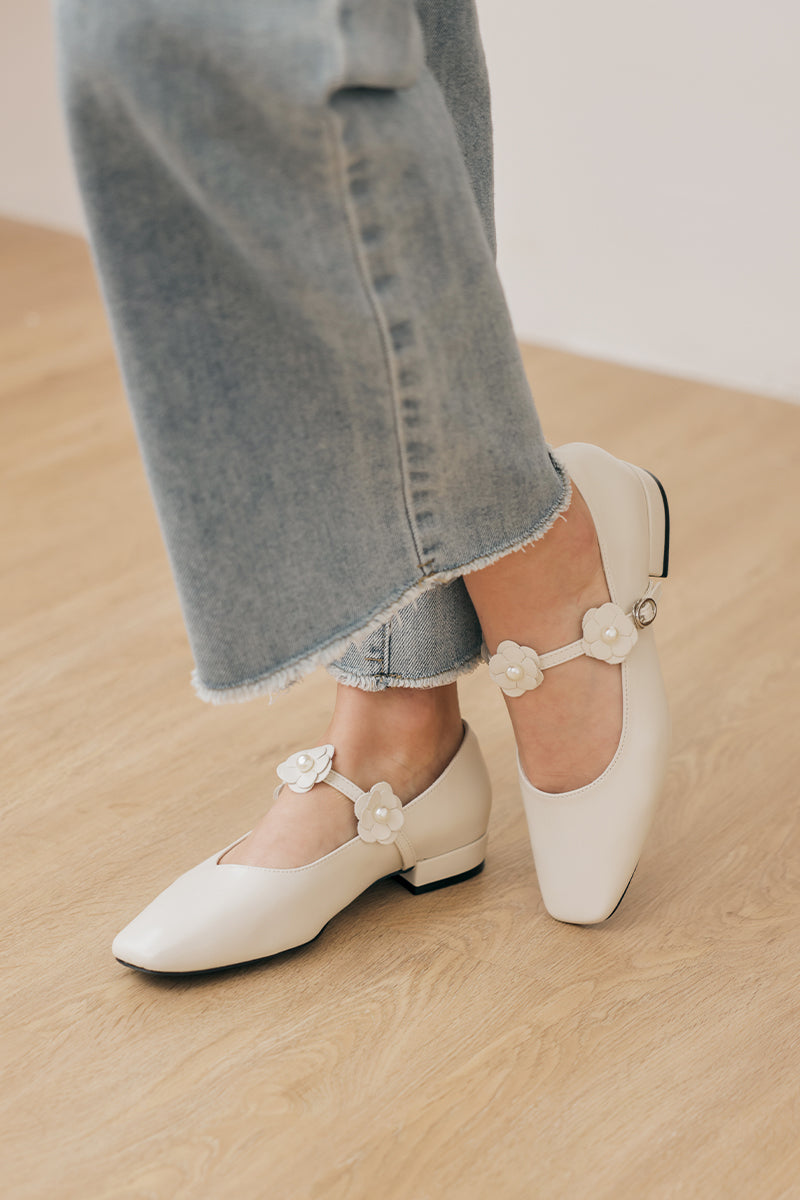 Sorrel Floral Cut out Maryjane Flats in Cream
