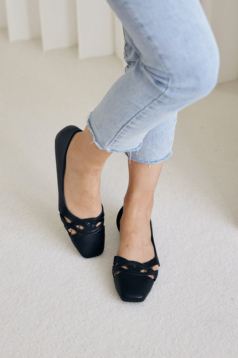 Spade Interlocking D'orsay Flats in Black