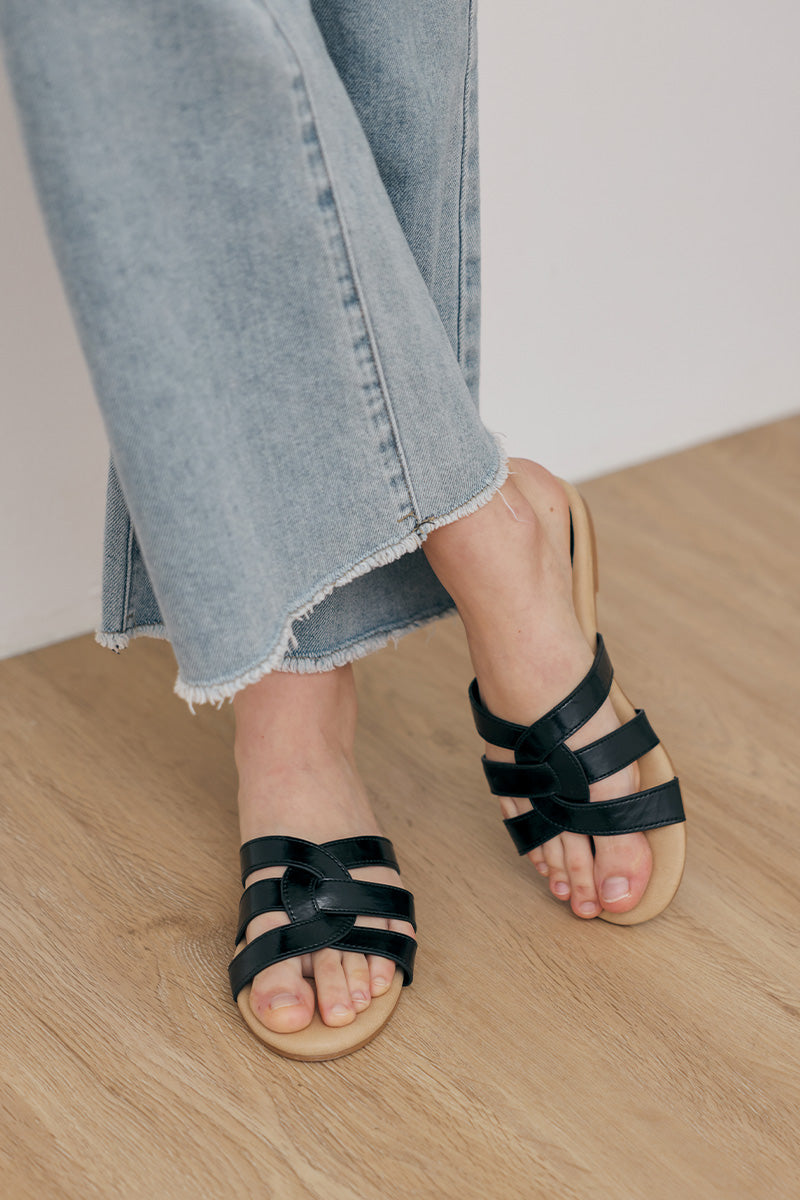 Velia Interlocking Sliders in Black
