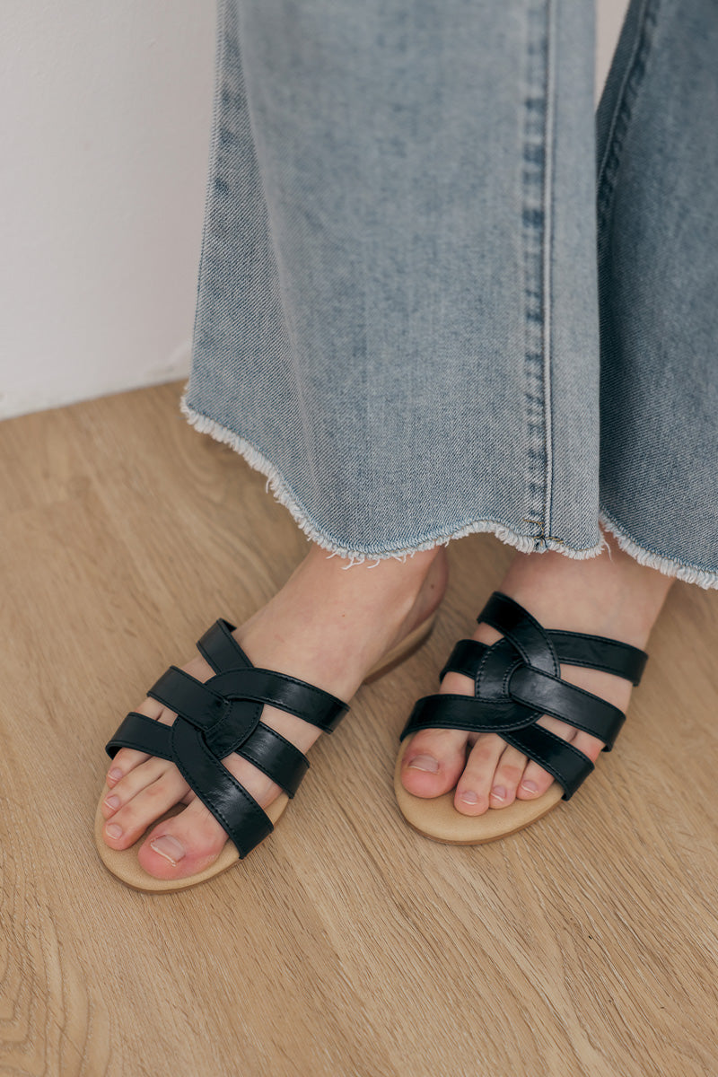 Velia Interlocking Sliders in Black