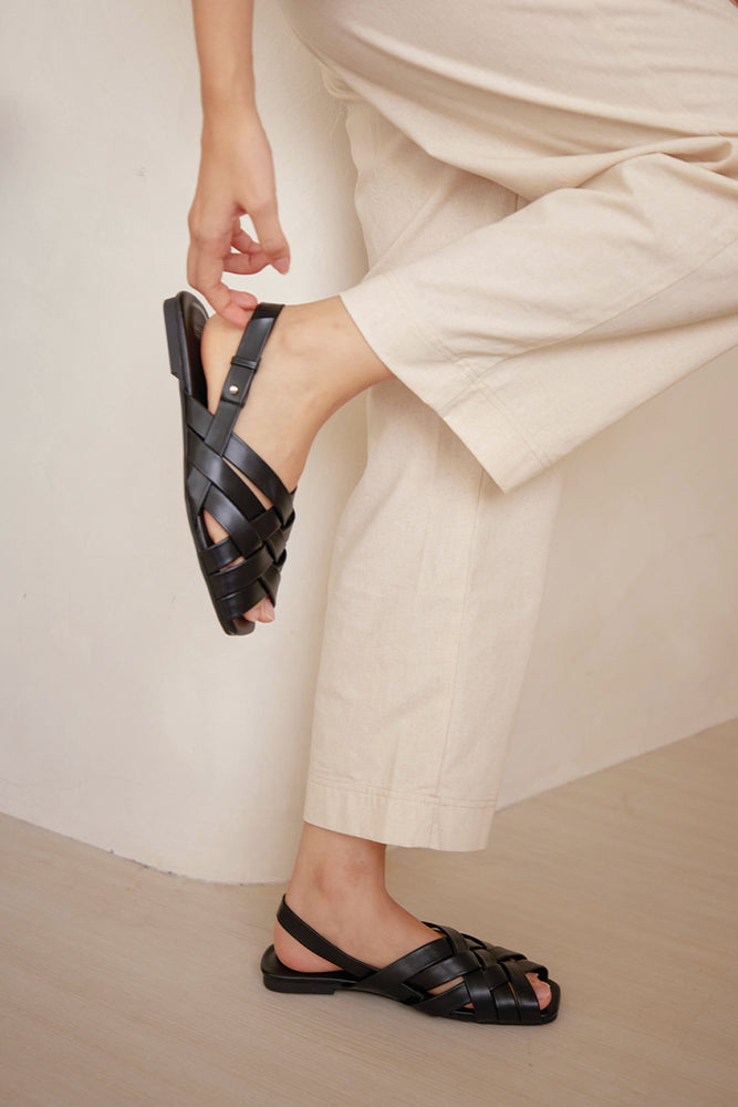 Venetta Weaved Sandals in Black