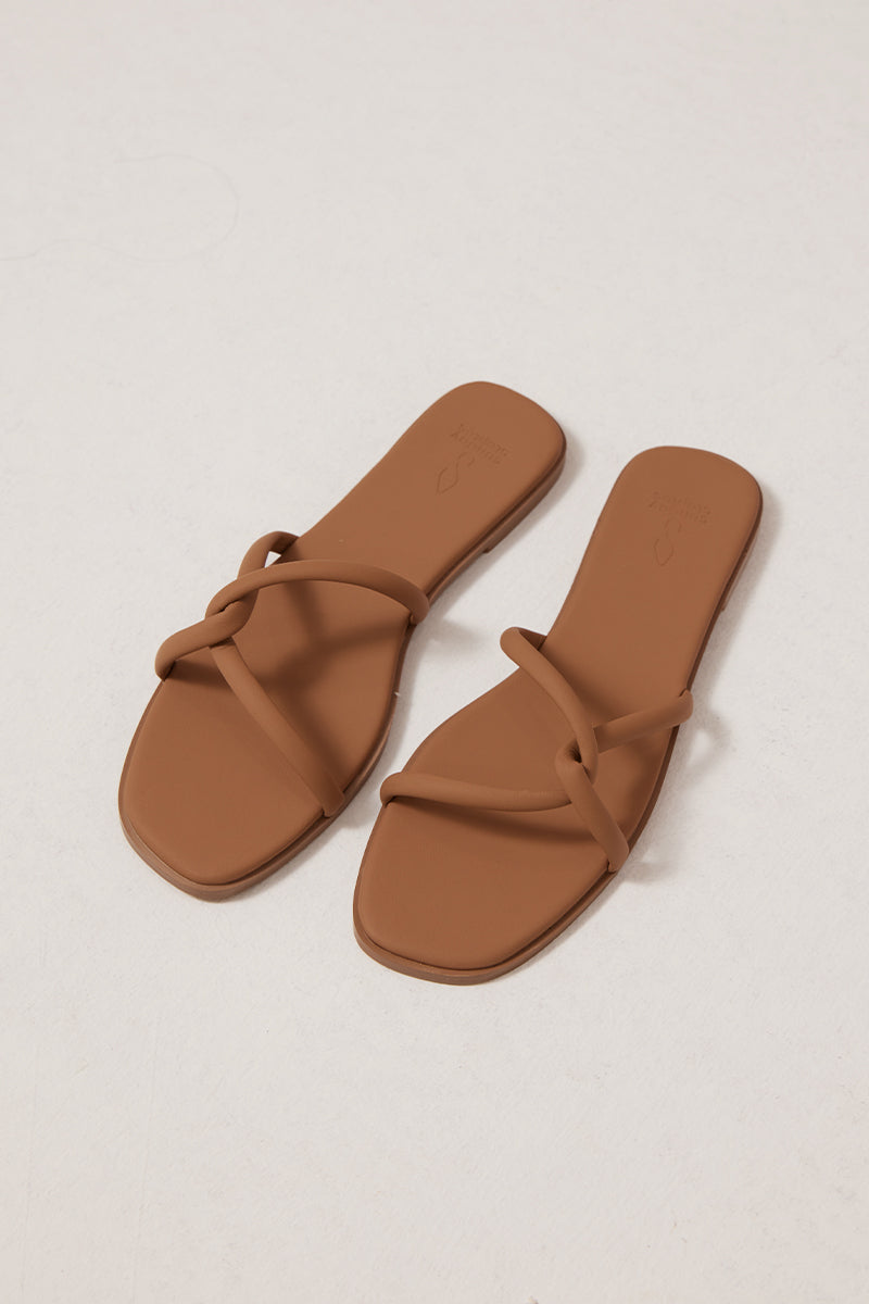 Yukiko Twist Strappy Sliders in Coffee