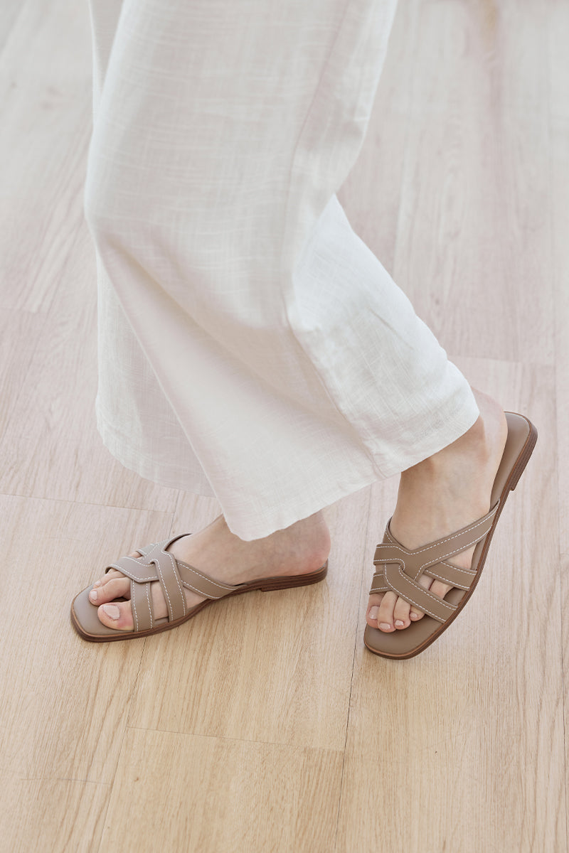 Yuna Interlocking Cloud Sliders in Taupe – Sunday Staples