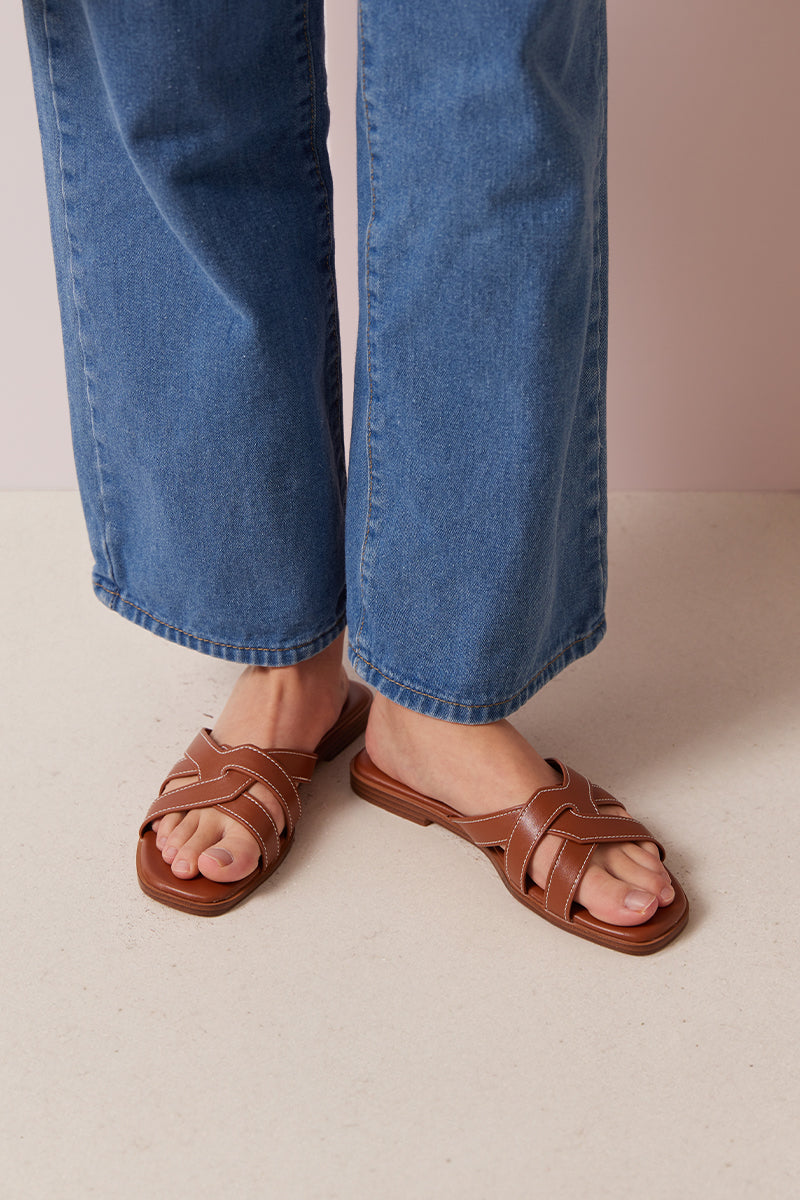 Yuna Contrast Stitching Interlocking Sliders in Spice