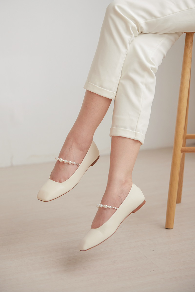 Rian Detachable Pearl Strap Flats in Cream