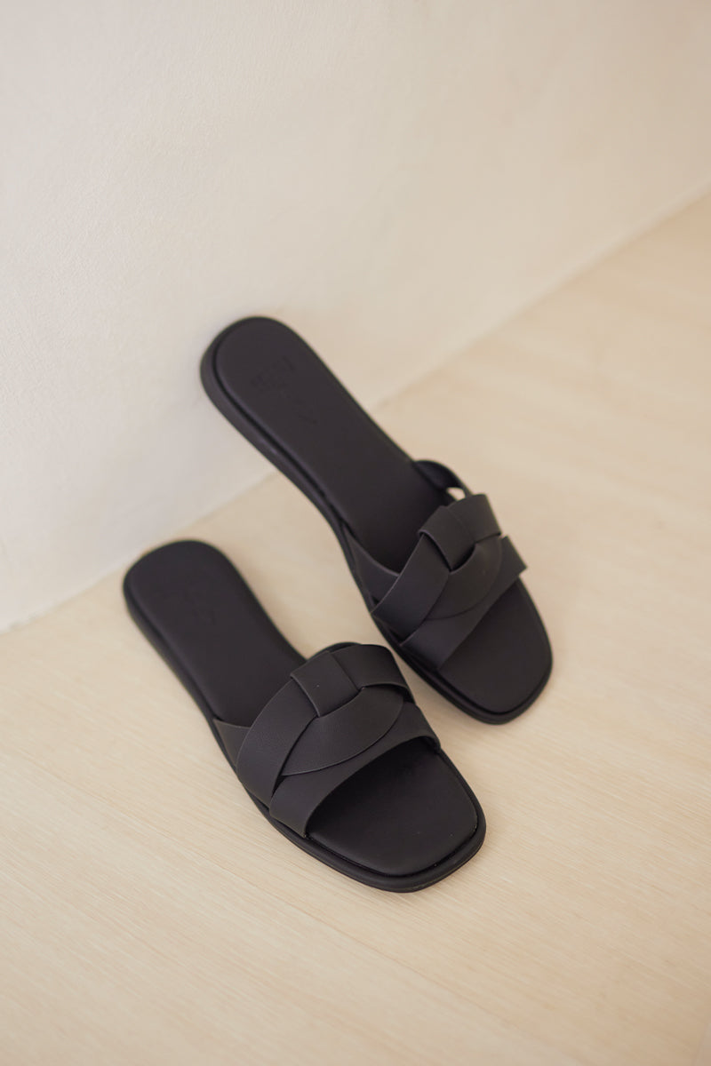 Ruka Sliders in Black