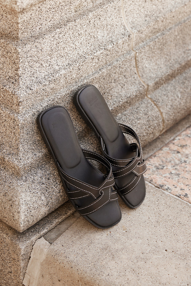 Yuna Interlocking Sliders in Black